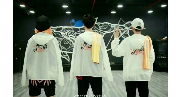 王俊凯打游戏，王俊凯玩什么手机游戏